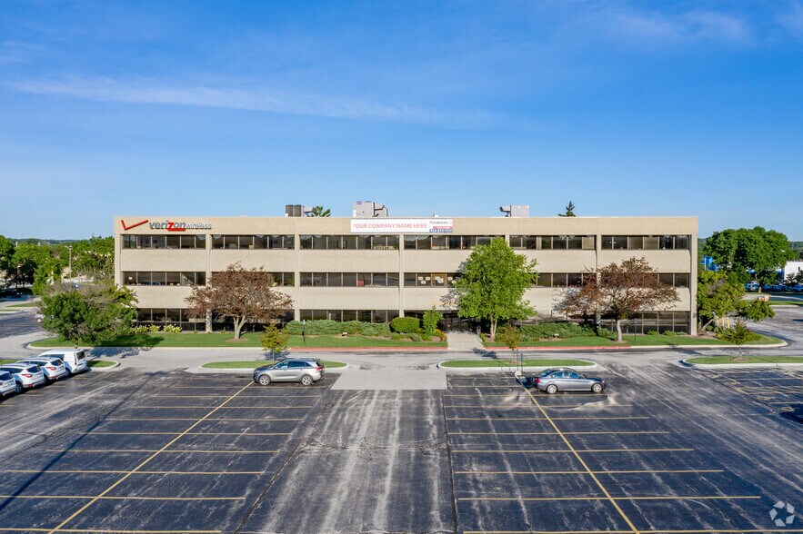 2514 S 102nd St, West Allis, WI à louer - Photo de l’immeuble – Image 2 sur 12
