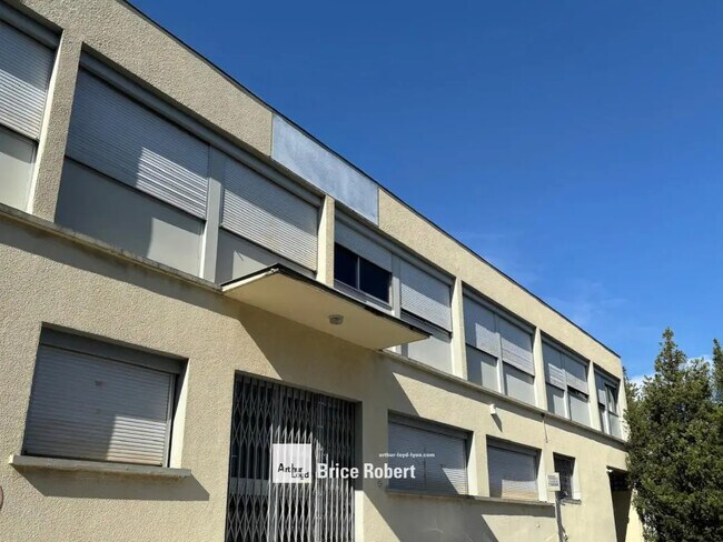 Plus de détails pour Local d’activités à vendre