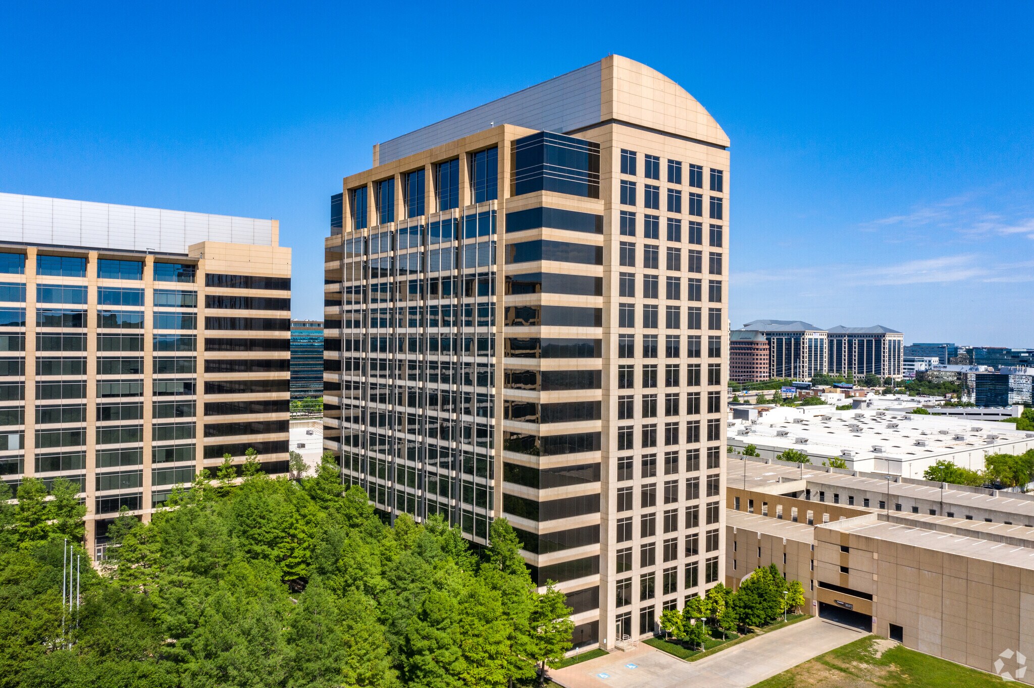 13737 Noel Rd, Dallas, TX à louer Photo principale– Image 1 sur 8