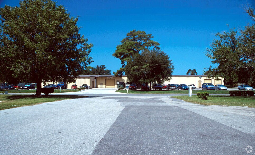 1100 Waterloo Ave, Sarasota, FL à louer - Photo de l’immeuble – Image 2 sur 4