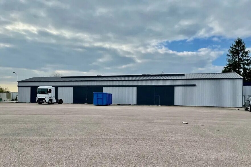Local d'activités dans Tancarville à vendre - Photo de l’immeuble – Image 2 sur 9