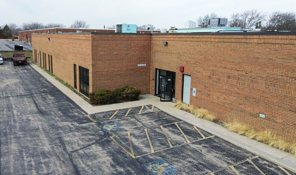 909 E Orchard St, Mundelein, IL à louer - Photo de l’immeuble – Image 3 sur 19