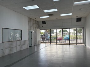 2570-2580 N Powerline Rd, Pompano Beach, FL à louer Photo intérieure– Image 2 sur 12