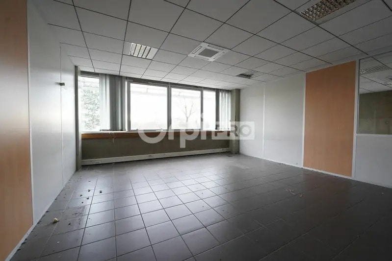 12 Rue Edison, Bron à louer - Photo de l’immeuble – Image 3 sur 19