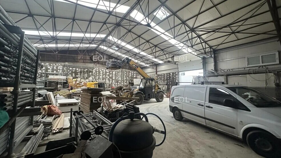 Local d'activités dans Brie-Comte-Robert à vendre - Photo de l’immeuble – Image 1 sur 4