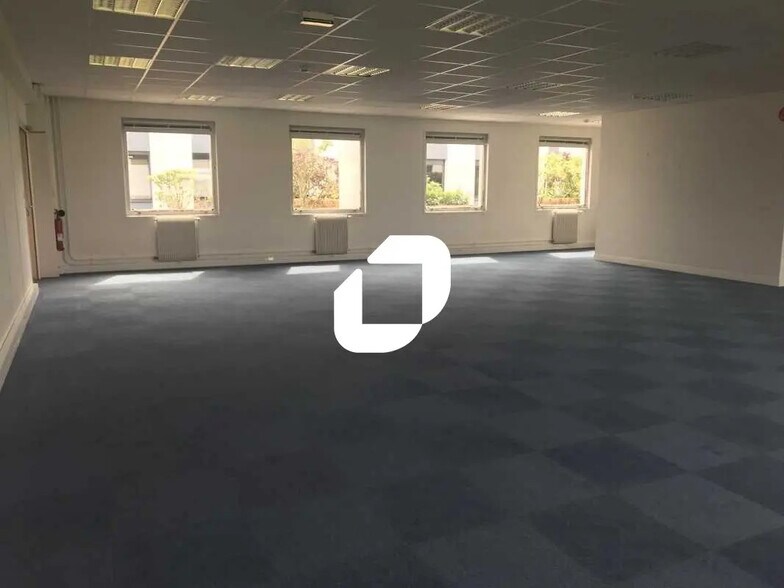 Local d’activités dans Villebon-sur-Yvette à louer - Photo de l’immeuble – Image 3 sur 18