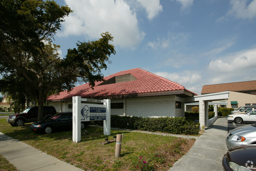 39 Barkley Cir, Fort Myers, FL à louer - Photo de l’immeuble – Image 3 sur 5