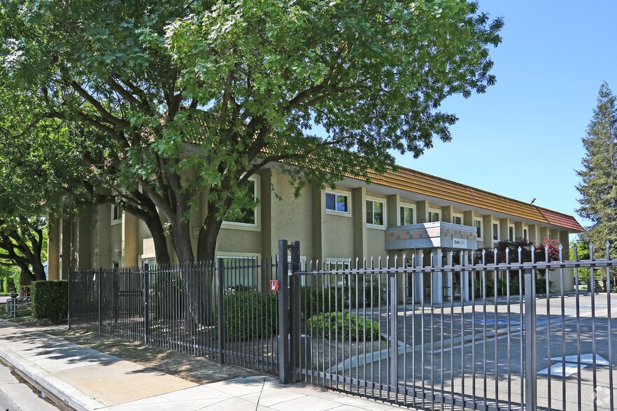 20 N Dewitt Ave, Clovis, CA à louer - Photo principale – Image 1 sur 11