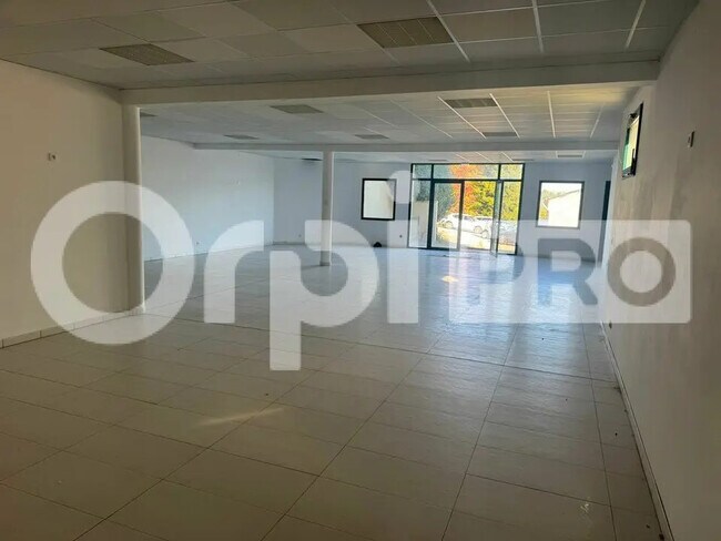 Plus de détails pour Local commercial à louer