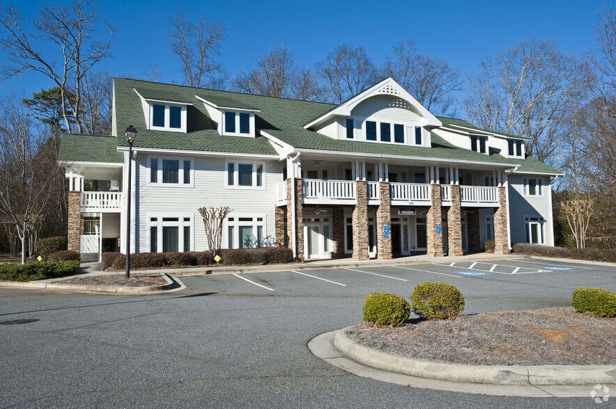 599 W Crossville Rd, Roswell, GA à louer - Photo principale – Image 2 sur 11