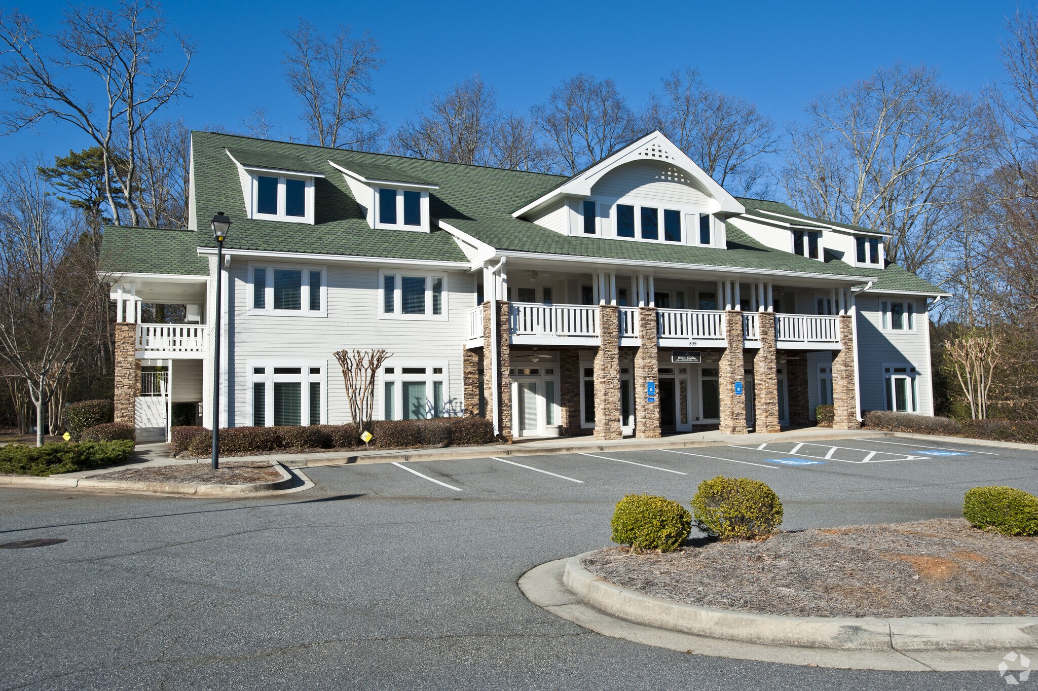 599 W Crossville Rd, Roswell, GA à louer Photo principale– Image 1 sur 12