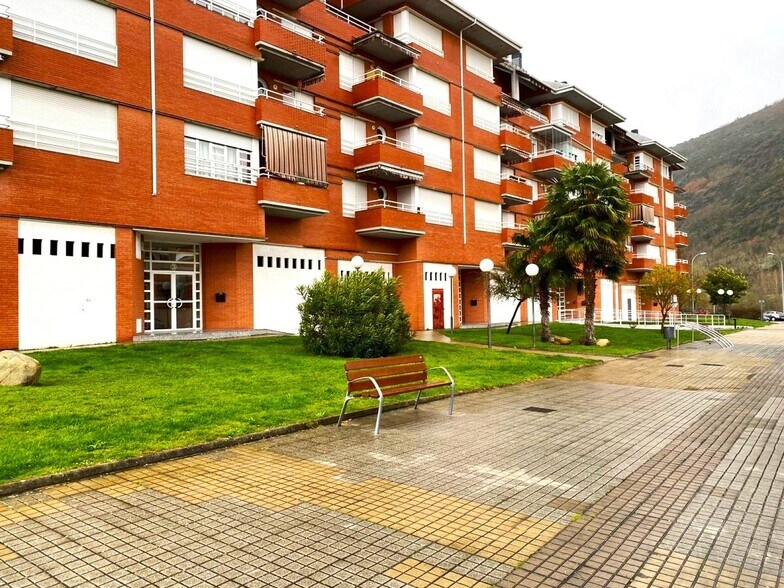 Local commercial dans Ponferrada à vendre - Photo de l’immeuble – Image 1 sur 13