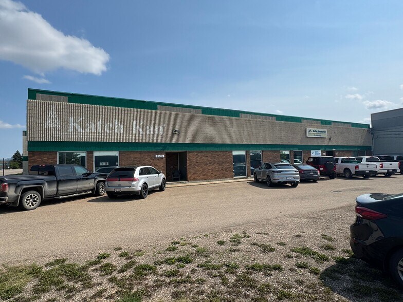 8305 Davies Rd NW, Edmonton, AB à vendre - Photo de l’immeuble – Image 1 sur 4