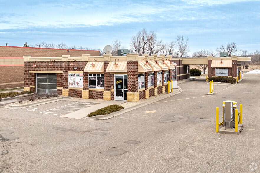 955 W Broadway Ave, Forest Lake, MN à louer - Photo de l’immeuble – Image 2 sur 8