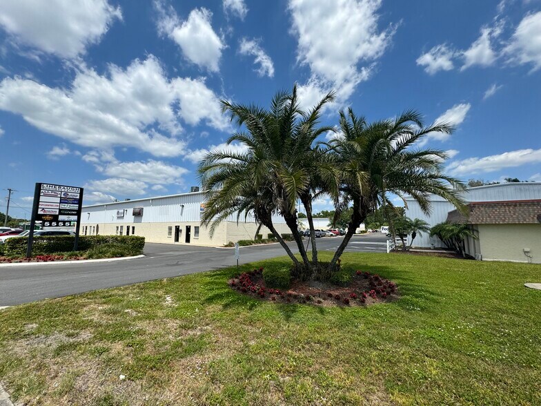 5555 W Linebaugh Ave, Tampa, FL à louer - Photo de l’immeuble – Image 2 sur 8