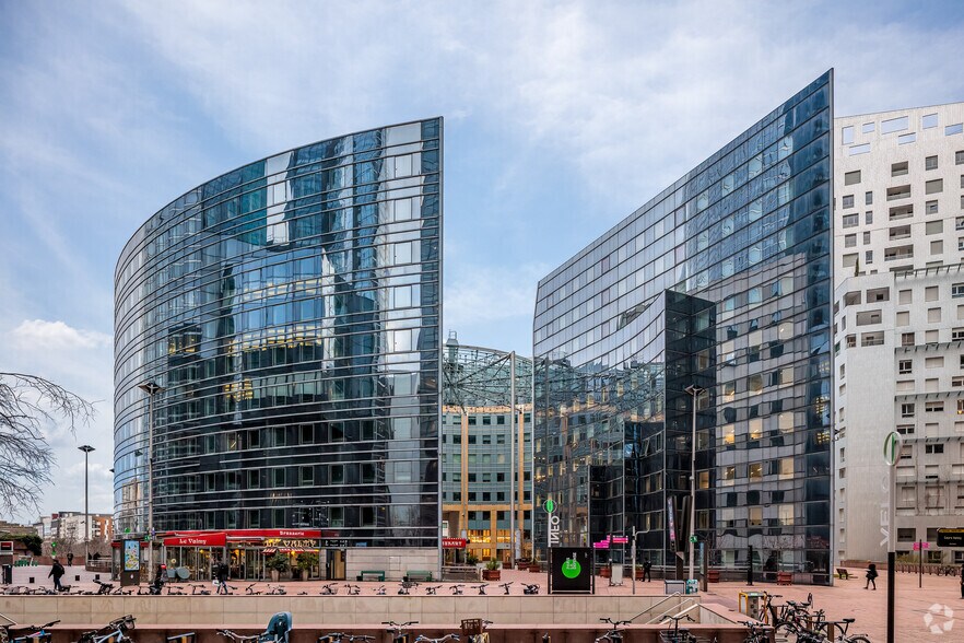 Bureau dans Nanterre à louer - Photo de l’immeuble – Image 2 sur 16