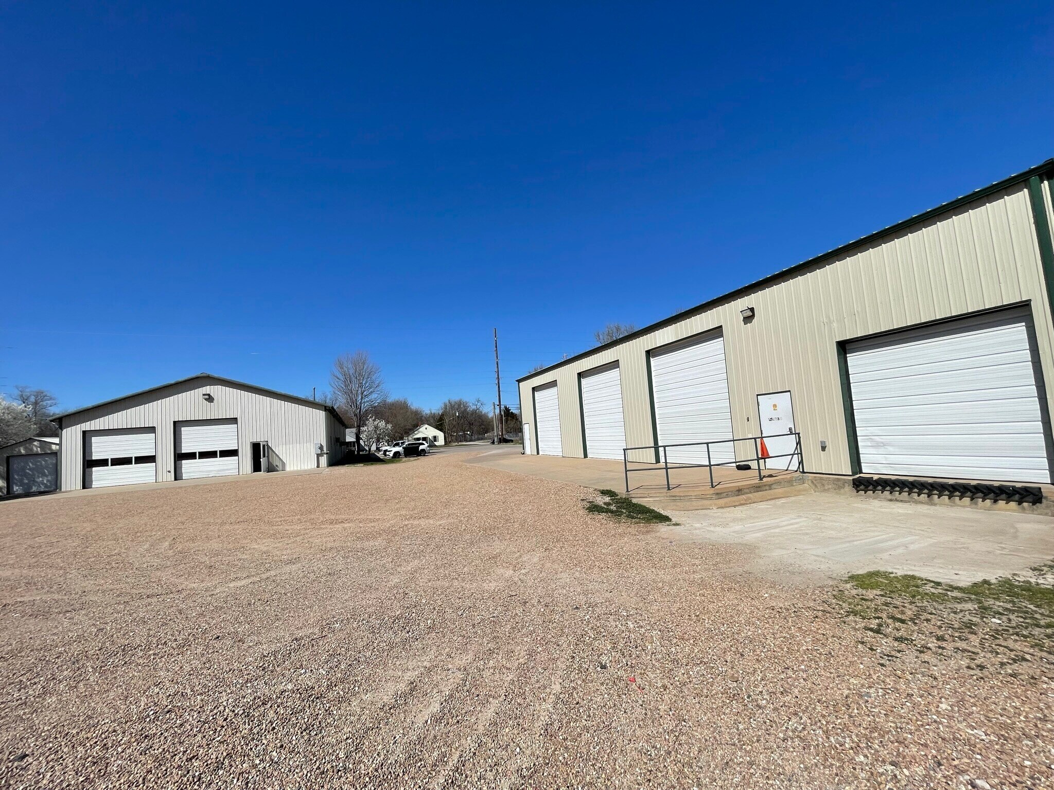 325 W 6th Ave, El Dorado, KS à louer Photo principale– Image 1 sur 6