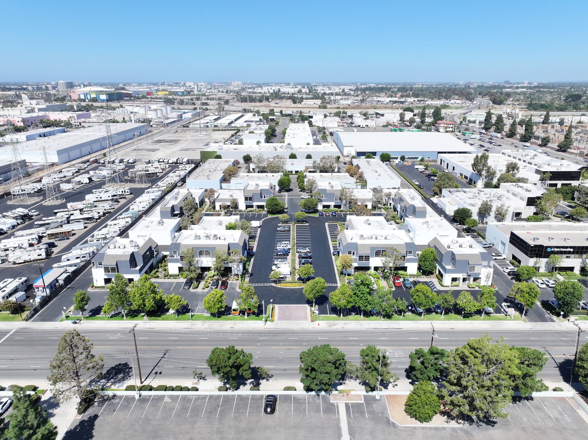 1588 N Batavia St, Orange, CA à vendre Photo de l’immeuble– Image 1 sur 2