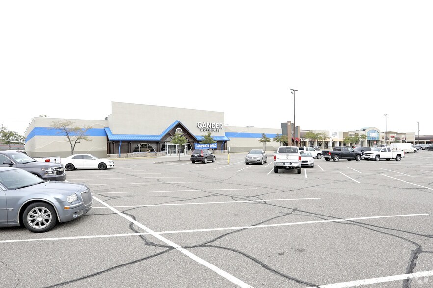 13821-13995 Hall Rd, Shelby Township, MI à louer - Photo de l’immeuble – Image 3 sur 8