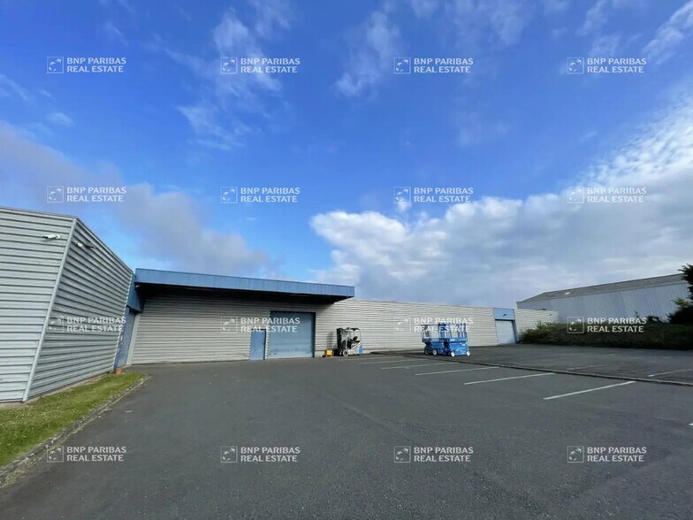 Local d'activités dans Fleury-les-Aubrais à vendre - Photo de l’immeuble – Image 2 sur 7