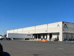 42 Runway Rd, Levittown, PA à louer Photo de l’immeuble– Image 1 sur 14