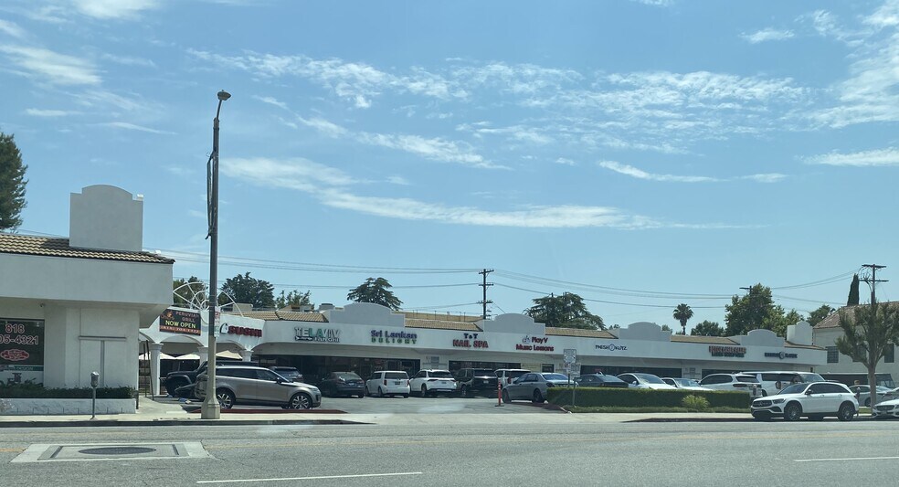 19000-19030 Ventura Blvd, Tarzana, CA à louer - Photo de l’immeuble – Image 1 sur 1