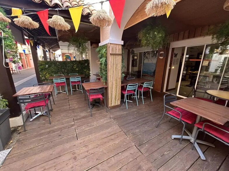 Local commercial dans Saint-Raphaël à vendre - Photo de l’immeuble – Image 2 sur 12