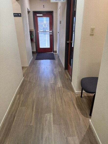 525 W Center Ave, Visalia, CA à louer - Photo de l’immeuble – Image 3 sur 6