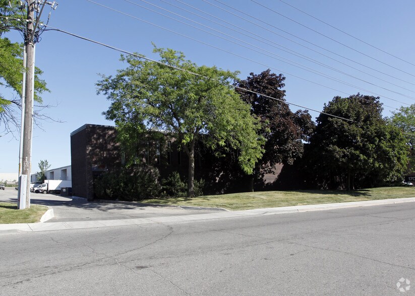 1707 Sismet Rd, Mississauga, ON à louer - Photo de l’immeuble – Image 2 sur 4
