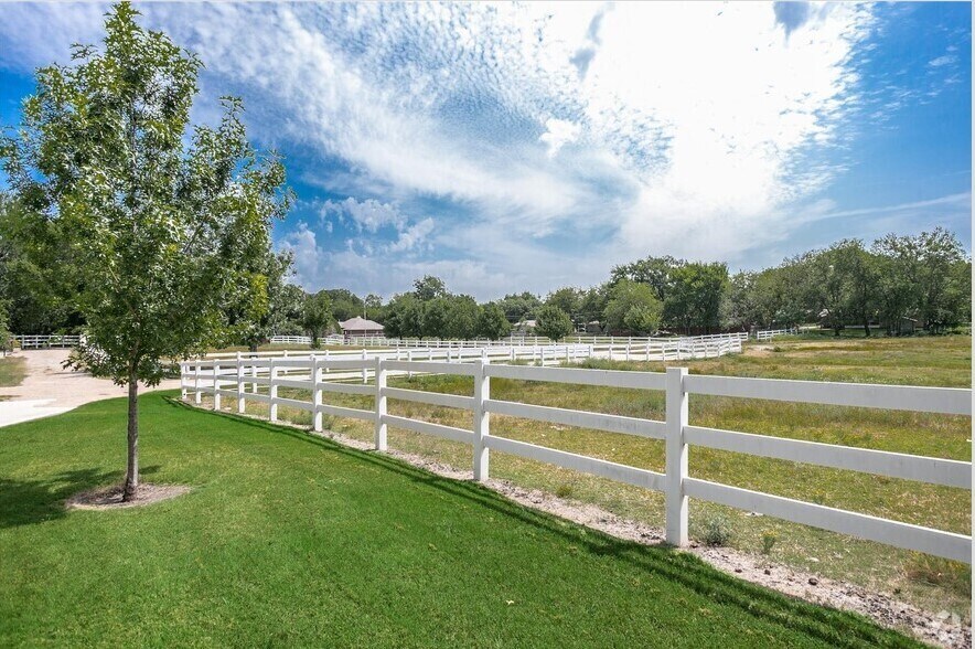 2600 Rosebud Ln, Richland Hills, TX à vendre - Photo de l’immeuble – Image 2 sur 12