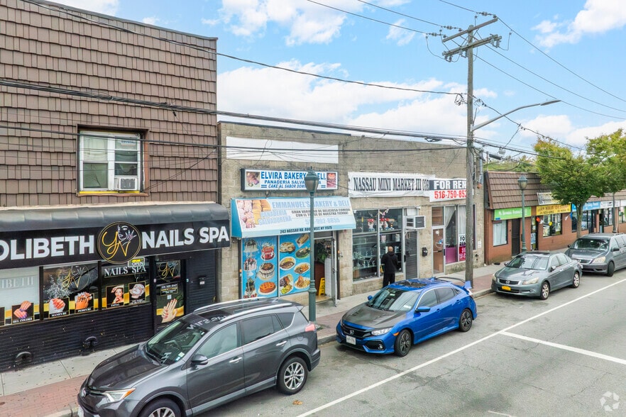 247 Nassau Rd, Roosevelt, NY à louer - Photo de l’immeuble – Image 2 sur 4
