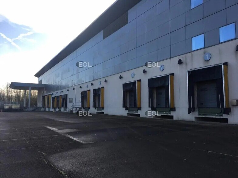 Industriel/Logistique dans Élancourt à louer - Photo de l’immeuble – Image 3 sur 10