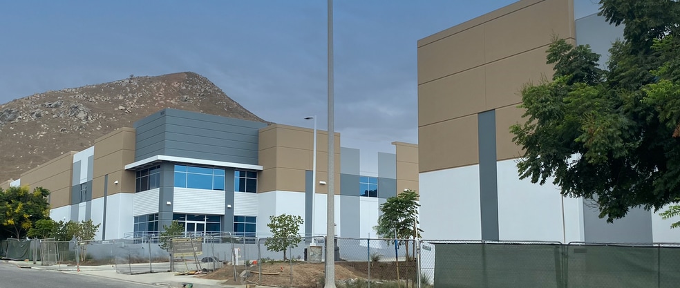 900 Marlborough ave, Riverside, CA à louer - Photo de l’immeuble – Image 3 sur 23