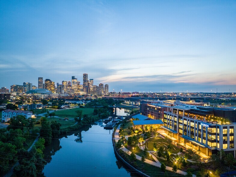 100 Jensen Dr, Houston, TX à louer - Photo de l’immeuble – Image 1 sur 10
