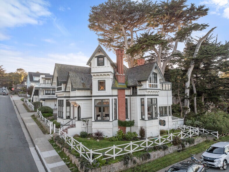 643 Lighthouse Ave, Pacific Grove, CA à vendre - Photo de l’immeuble – Image 2 sur 63