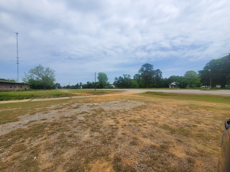 14077 N Highway 75, Willis, TX à louer - Photo de l’immeuble – Image 3 sur 5