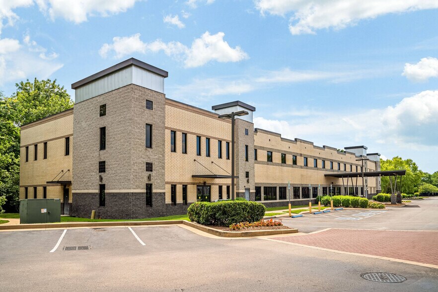 7105 S Springs Dr, Franklin, TN à louer - Photo de l’immeuble – Image 1 sur 9