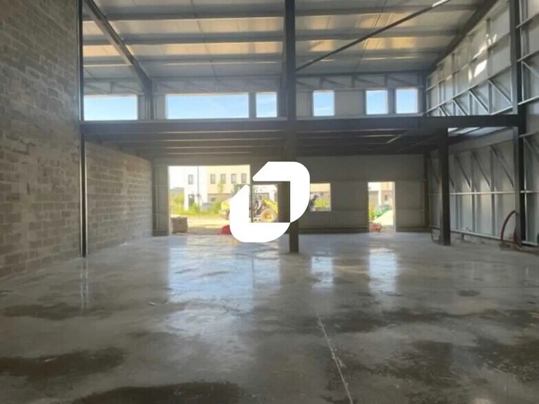 Local d'activités dans Ennery à vendre - Photo de l’immeuble – Image 3 sur 10