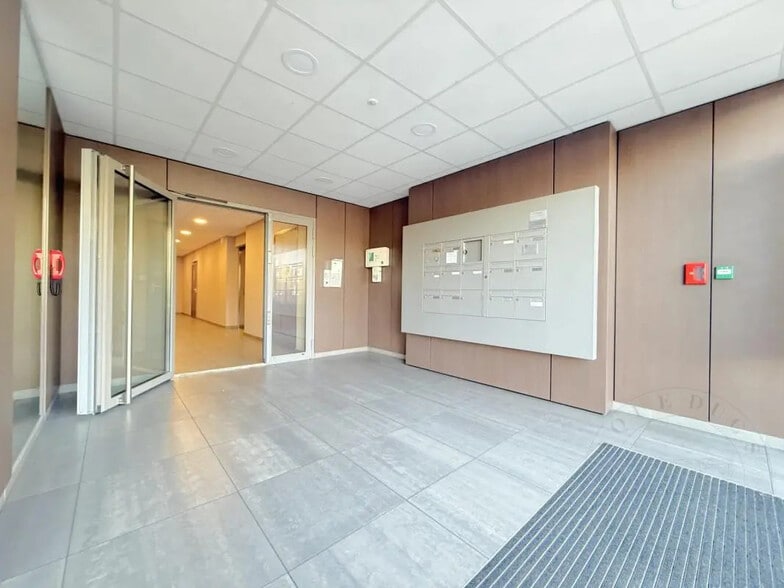 Bureau dans Francheville à louer - Hall d’entrée – Image 2 sur 13
