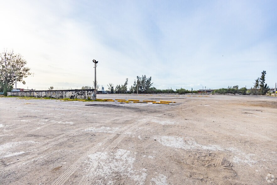 13045 Cairo Ln, Opa-locka, FL à louer - Photo de l’immeuble – Image 2 sur 25