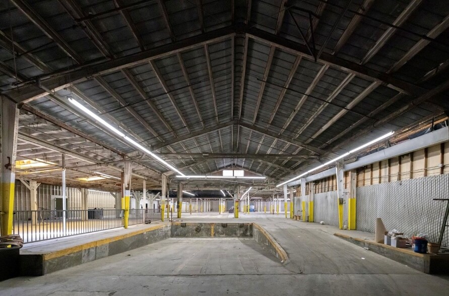 5700 S San Pedro St, Los Angeles, CA à louer - Photo de l’immeuble – Image 1 sur 11