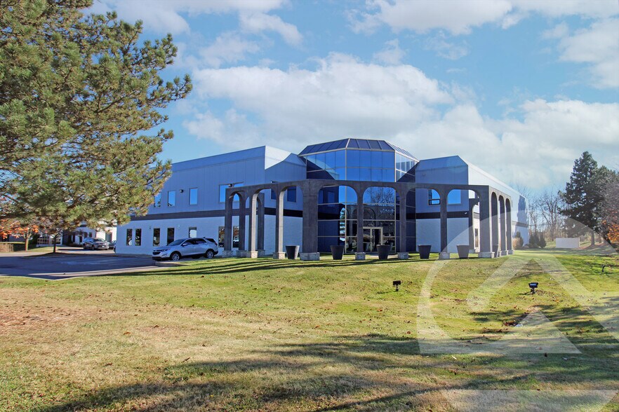 47000 Liberty Dr, Wixom, MI à louer - Photo de l’immeuble – Image 3 sur 6