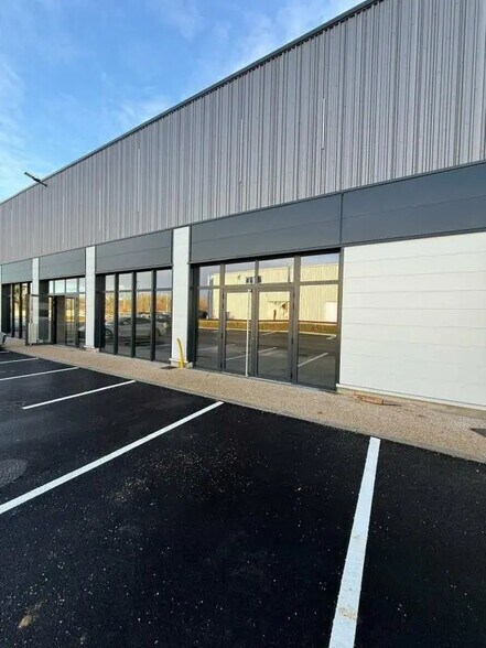 Local commercial dans Le Thillay à louer - Photo de l’immeuble – Image 1 sur 3