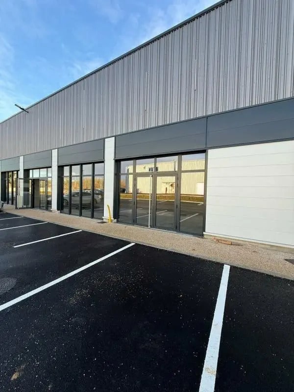 Local commercial dans Le Thillay à louer Photo de l’immeuble– Image 1 sur 4