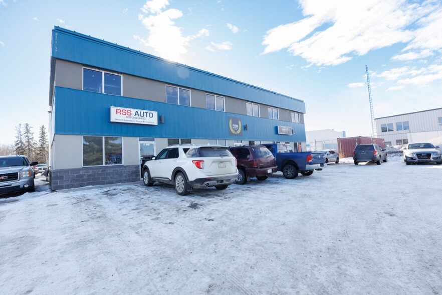 8121 49 Ave Close, Red Deer, AB à vendre - Photo de l’immeuble – Image 2 sur 21