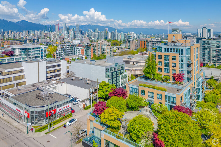 1765 W 8th Ave, Vancouver, BC à louer - Photo de l’immeuble – Image 2 sur 5