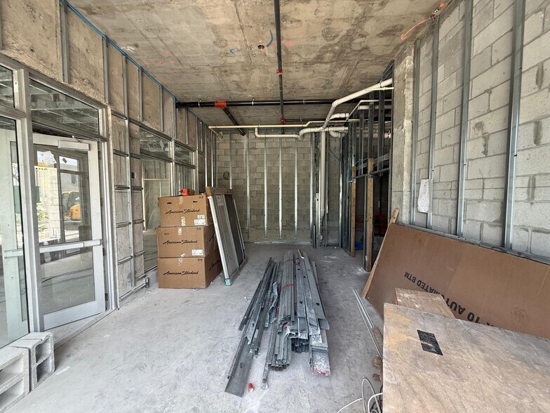 650 SW 1st St, Miami, FL à louer - Photo de l’immeuble – Image 3 sur 11