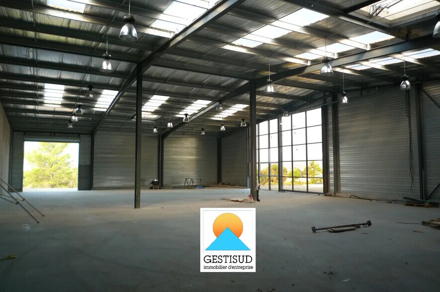 Local d’activités dans Signes à louer - Photo intérieure – Image 2 sur 3