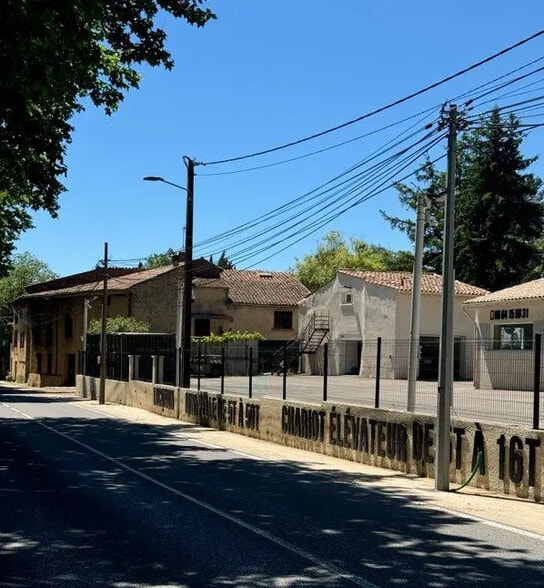 Local d'activités dans Saint-Zacharie à vendre - Photo de l’immeuble – Image 1 sur 17