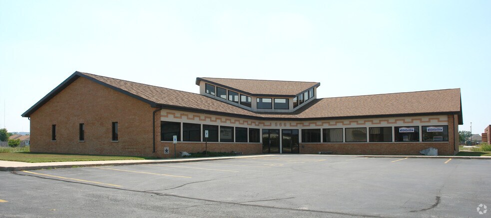 566 Redbird Cir, De Pere, WI à louer - Photo de l’immeuble – Image 1 sur 18